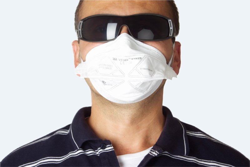 Respirátor a ochranné okuliare pri práci